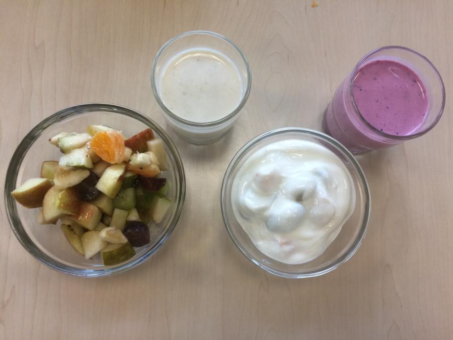 Obstsalat, Bananenmilch, Früchtequark und Beeren-Kefir-Drink